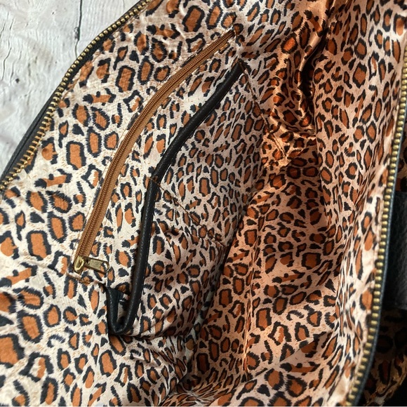 Cheetah Print Design Shoulder Bag with Locket - Picture 7 of 8